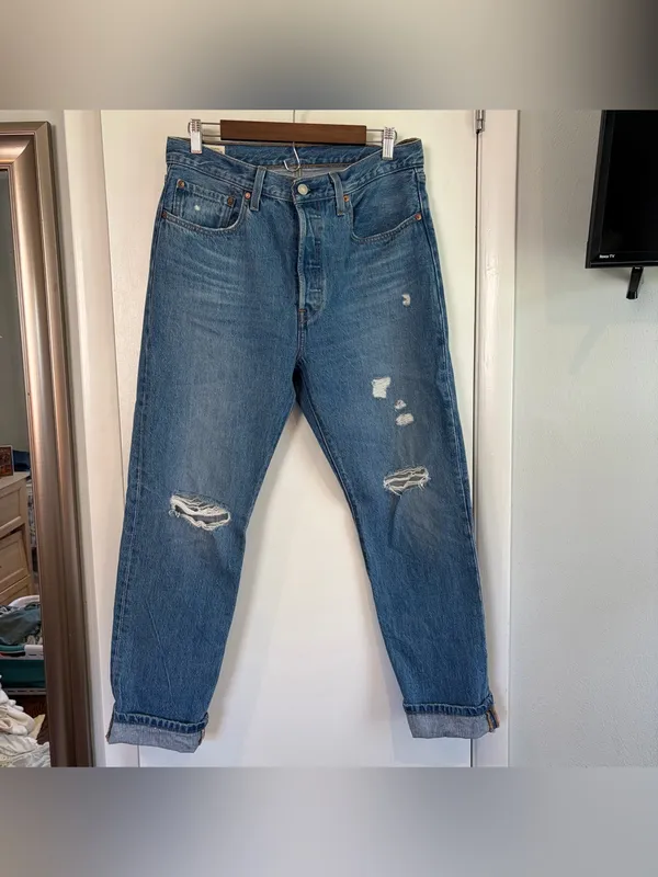Levi’s 501 Boyfriend Straight Distressed Jeans. Medium Wash. Size: 30. - Image 2
