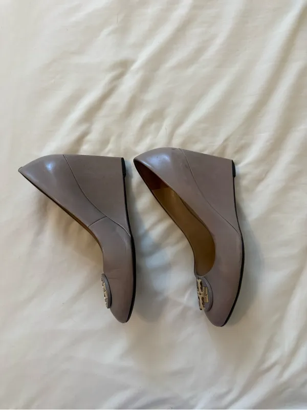Tory Burch | Luna Taupe Gold-Accent Leather Wedges | 7 - Image 3