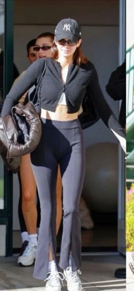 ALO Airbrush High Waist Flutter Legging in Black Sz. XS - Image 7
