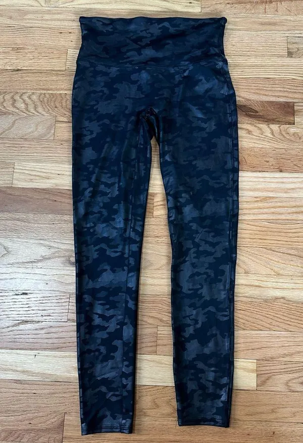 SPANX Faux Leather Glossy Camo Matte Black shaping slimming Leggings Sz L - Image 3