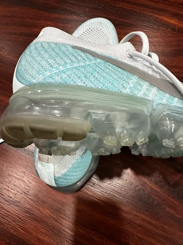 Great Nike Air VaporMax Flyknit in a white/teal colorway size 10 for women - Image 4