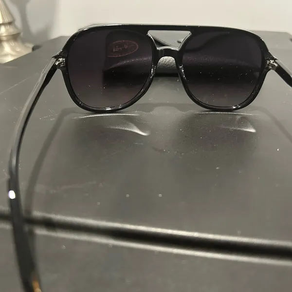 Stylish Black Aviator Sunglasses - Image 5