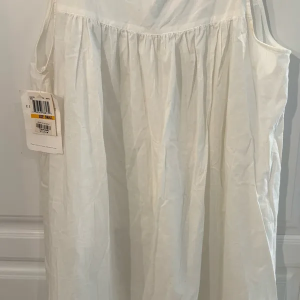 Ellen Tracy White Top with Lace and Button Accents - Image 5