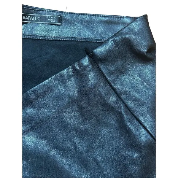 Zara black‎ faux leather mini skirt with bow detail sz M - Image 5