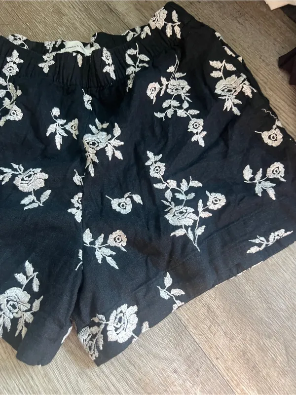 Abercrombie & Fitch Women's Black White linen‎ Embroidered Flower Shorts - Image 4