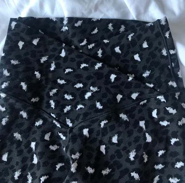 Aerie dark grey cheetah crossover v leggings - Image 3
