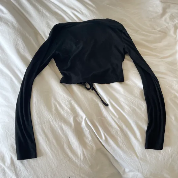 Princess Polly Deep V Neck Ribbed Knit Long Sleeve Tied Cutout Crop Top Size 4 - Image 5