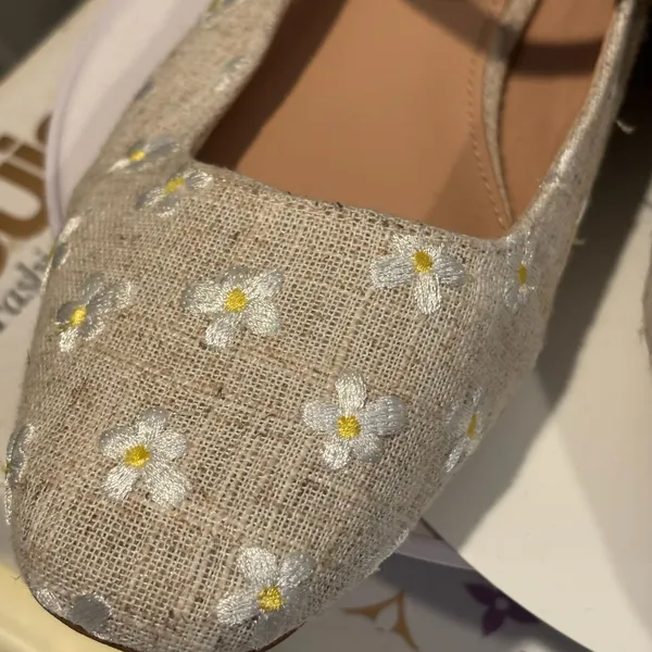 Steve Madden Linen Daisy Embroidered Mary Jane Flats Womens 8.5 Beige Square Toe - Image 6