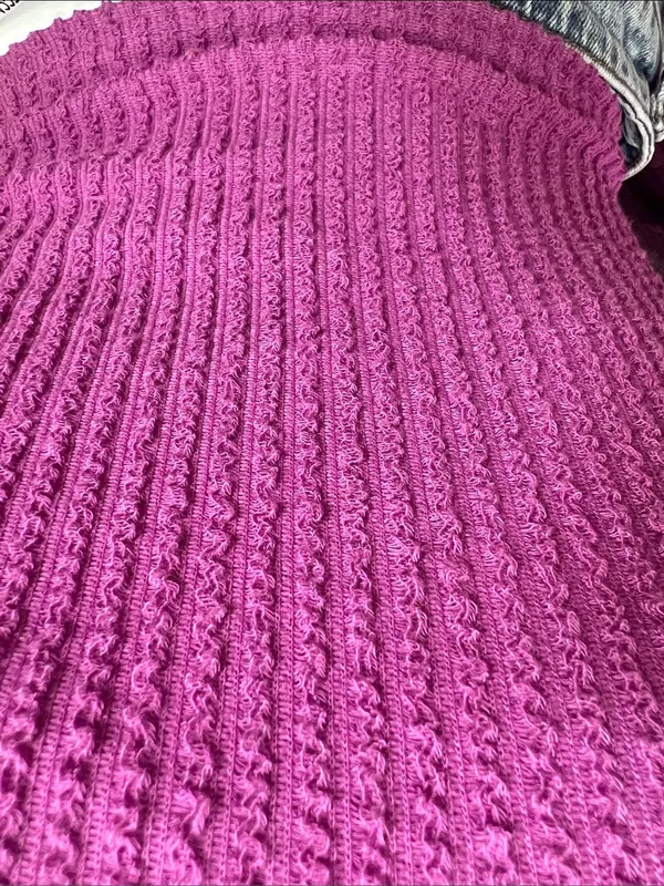 One-Shoulder Ribbed Crop Top in Magenta - Image 4