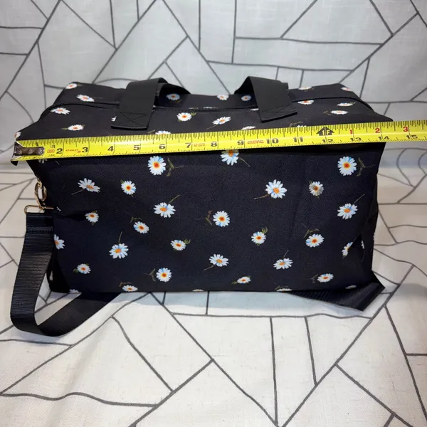 Alice + Olivia Duffel Bag Medium Black Daisy Floral Crossbody Travel Weekend‎ - Image 6