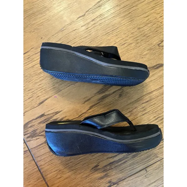 Volatile Women’s Black Thong Wedge Slip-On Sandals Logo Accent US 7.5 - Image 5