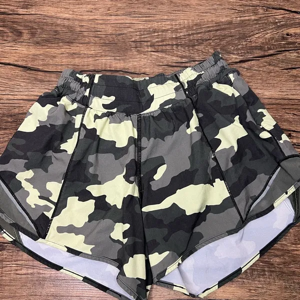 Lululemon Hotty Hot Low Rise Short 4" - Image 4