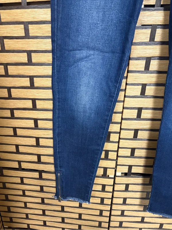 KanCan Jeans with zipper hem detail size 7/27 - Image 5