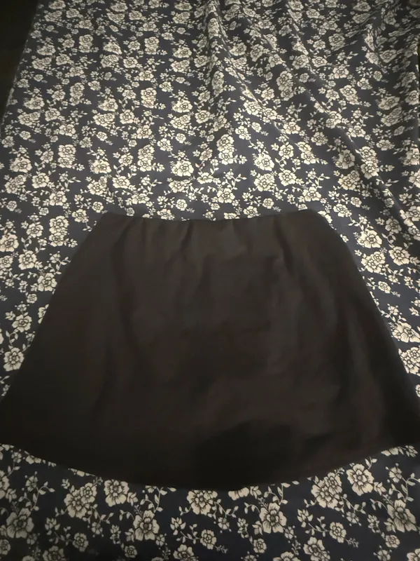Alo skirt with built in shorts - Image 3