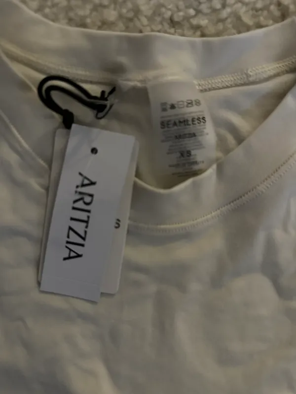 Aritzia beige seamless tee shirt - Image 3