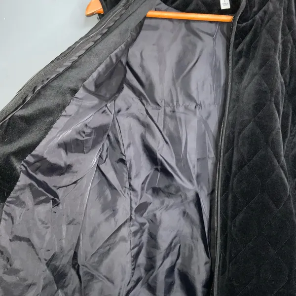Croft & Barrow Black Quilted Velour Women’s Zip-Up Vest Large - Image 5