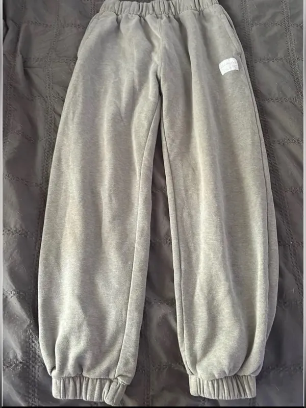 Hollister Women's Light Gray Fleece Joggers - Image 2