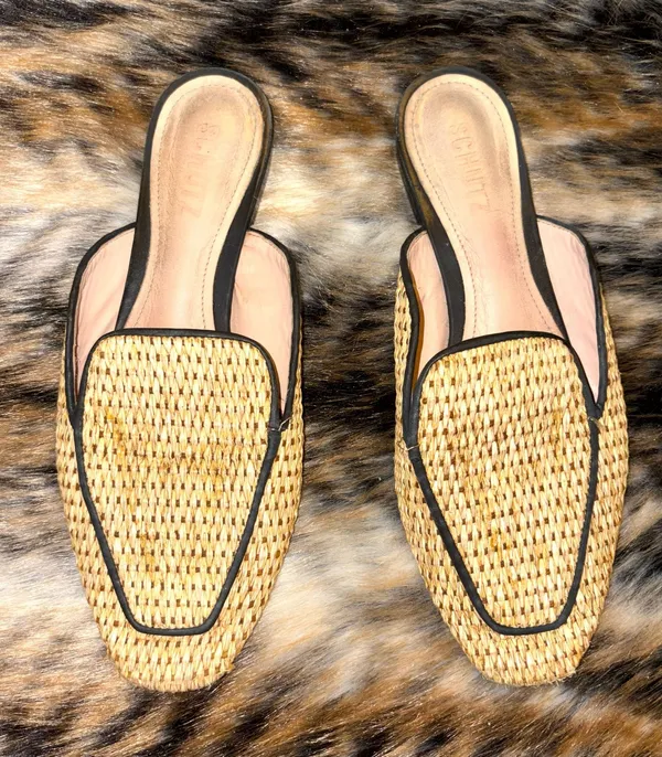 Flat mule-style sandals made of natural raffia from the Schutz brand, model Zaina, with a pointed toe design and black trim. - Image 3