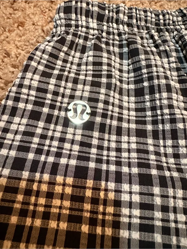 Lululemon Seersucker Check Mid-Rise Pull-On Short 3" - Image 6
