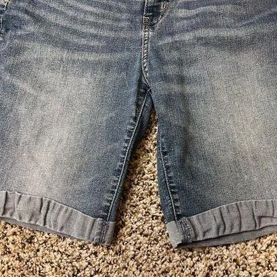 Women Levi’s mid rise Bermuda shorts - Image 3