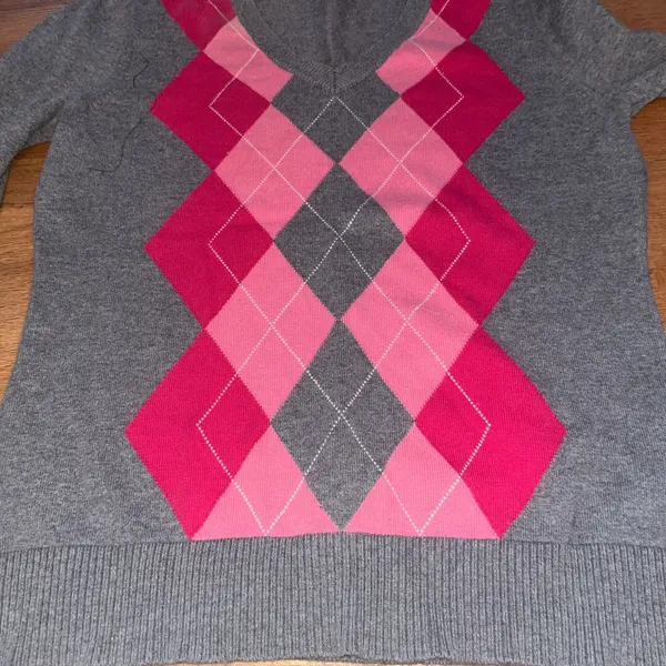 Size Medium IZOD Gray Grey Pink Argyle V-Neck Winter Sweater EUC - Image 6
