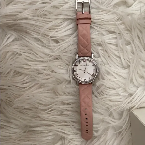MOVING SALE! Blush pink and silver Michael Kors watch - Image 3