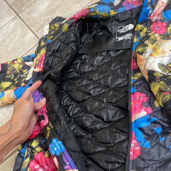 The North Face Thermoball Floral Quilted Puffer Jacket Black Multi Womens Small - Image 10