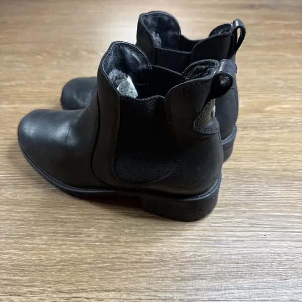 UGG Bonham Chelsea Boots Women's 6.5 Black Leather Wool Lined Water Resistant - Image 5