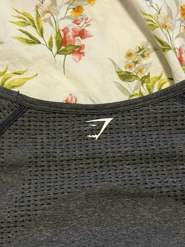 Gymshark Gray Crop Long Sleev Shirt - Image 4