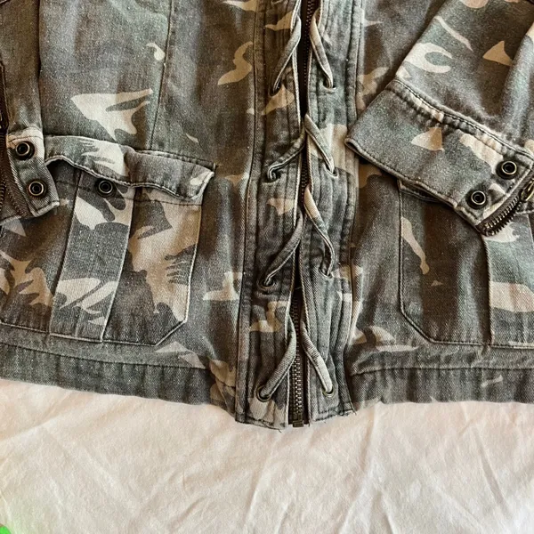 BKE Women's Camouflage Utility Jacket Small Full Zip Up Criss Cross Pockets - Image 4
