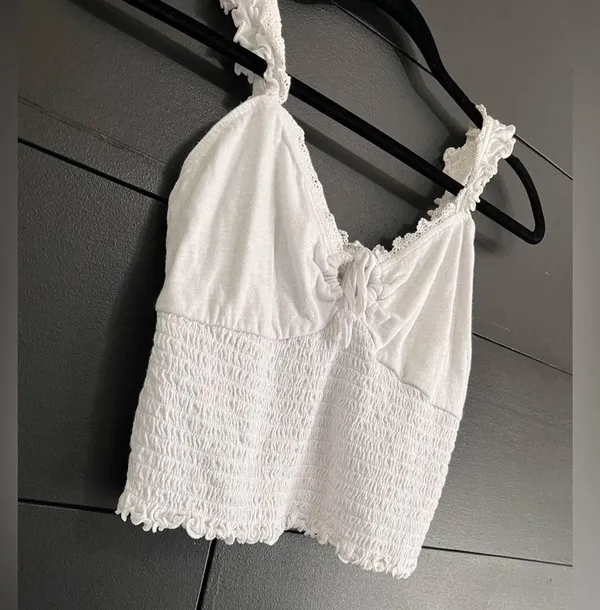 SO White Ruched Keyhole Neckline Women’s Tank Top Sz M EUC - Image 2