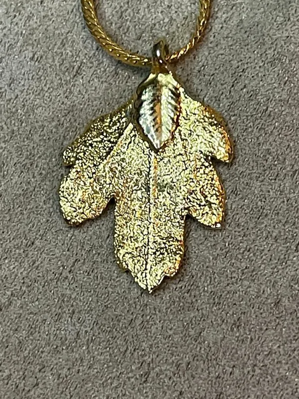 Vintage Gold Tone Leaf Pendant Necklace - Image 5
