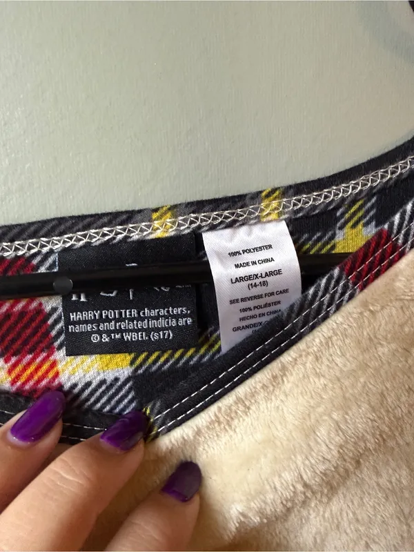 Harry Potter Hogwarts Crest Plush Sleep Shirt – Women’s XL - Image 4