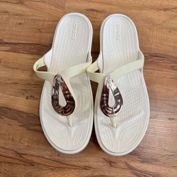 Crocs‎ Sanrah Metal Block Thong Sandals White Silver Wedge Flip Flops Womens 11 - Image 2