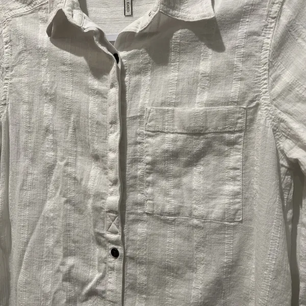 BKE by Buckle White Textured Button-Up Blouse Size S 100% cotton Rounded Hemline - Image 3