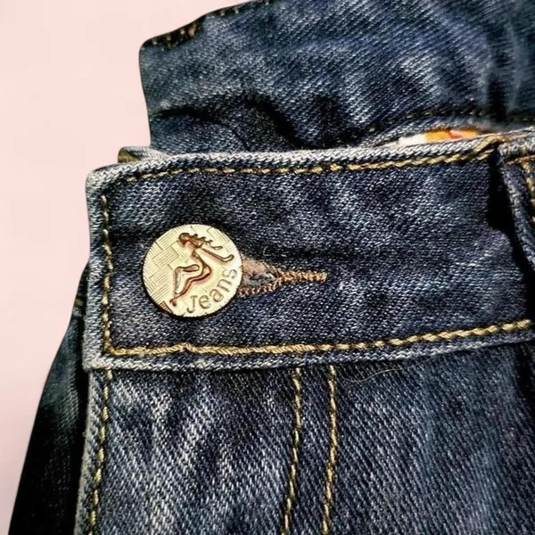 Source Unknown Women’s Distressed Dark Wash Denim Shorts 28 - Image 4