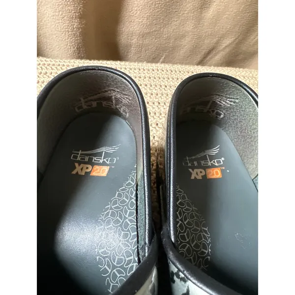 Dansko XP 2.0 Silver Leopard Metallic Patent Leather Clogs Shoes Womens 38 - Image 9
