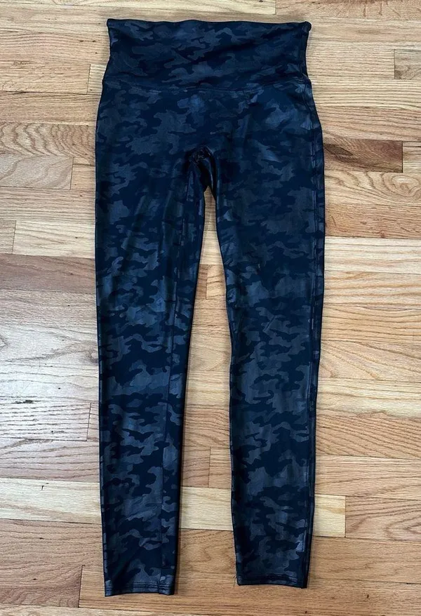 SPANX Faux Leather Glossy Camo Matte Black shaping slimming Leggings Sz L - Image 7