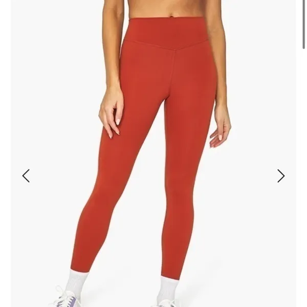 We Wore What V-SHAPE LEGGINGS color- Rust - Image 2