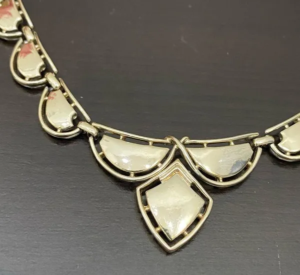 Vintage CORO Signed Light Gold Scalloped Choker Necklace - Image 4