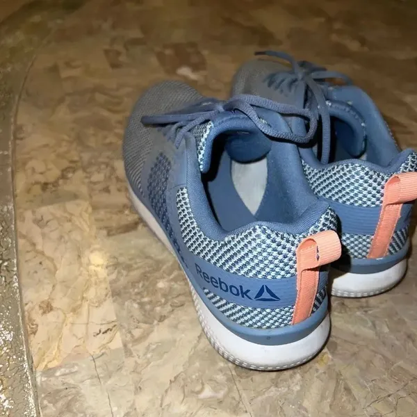 Reebok sneakers lightweight blue size 8.5 - Image 4