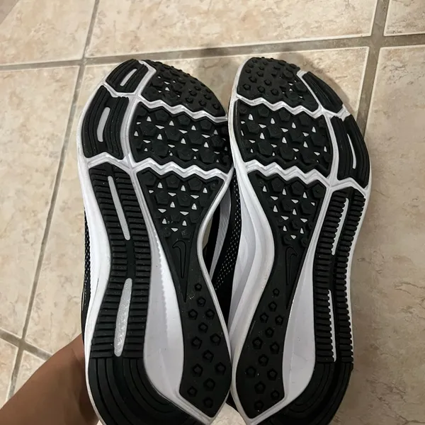 Nike shoes - Image 2