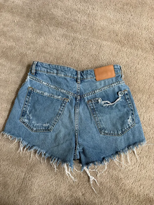 Zara High-Waisted Distressed Denim Shorts – Size 4 - Image 3