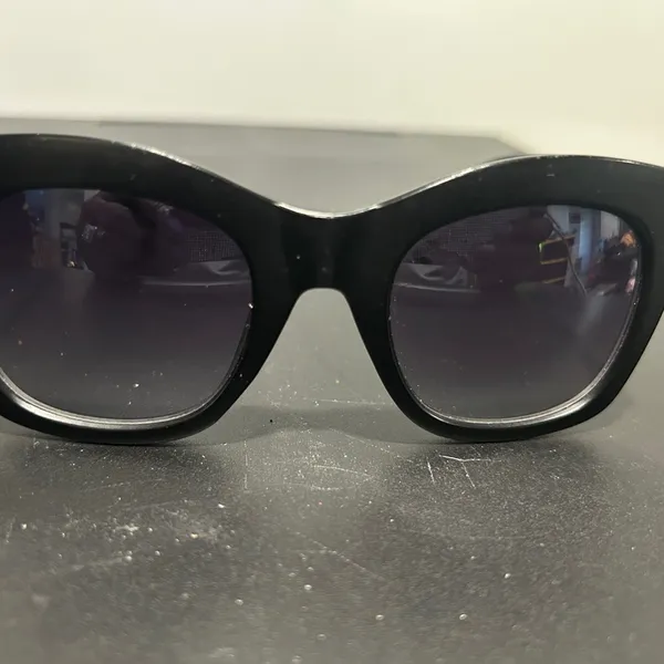 Steve Madden Black Sunglasses Sleek Design UV Protection - Image 3
