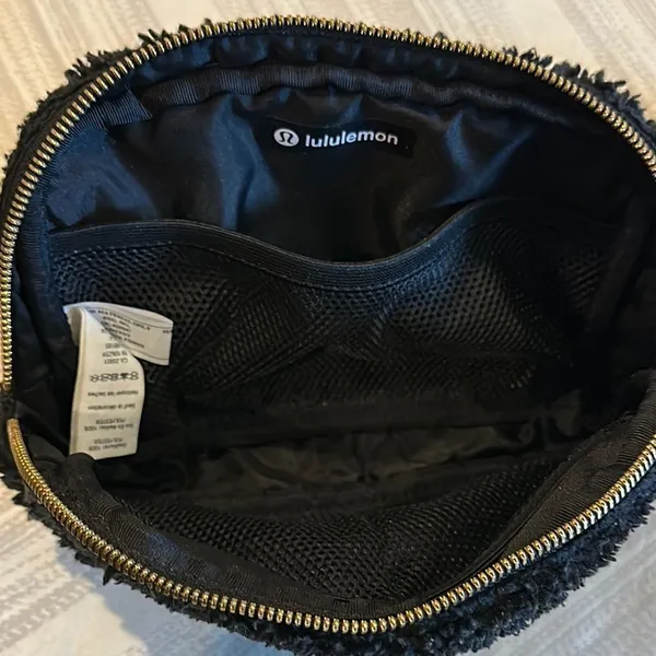 Lululemon Everywhere Fleece Belt Black & Silver Bag 1L - Image 5