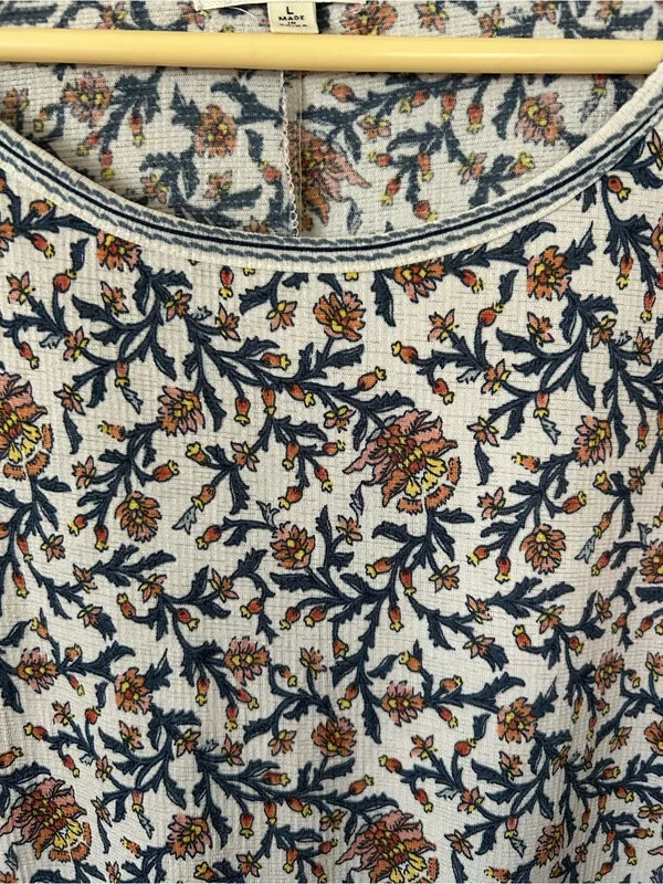 Max Studio Cream Floral Short Sleeve Blouse with Navy & Rust Accents - Image 4