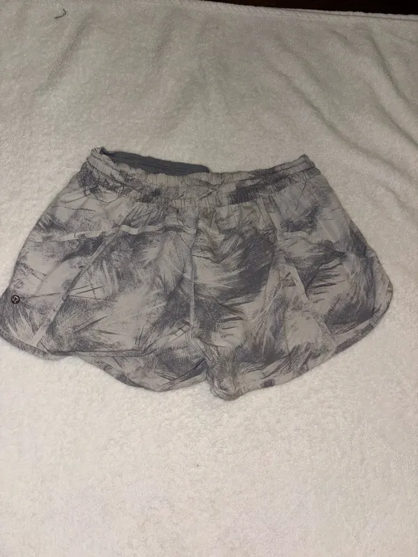 Lululemon Tracker Shorts 4" - Image 2