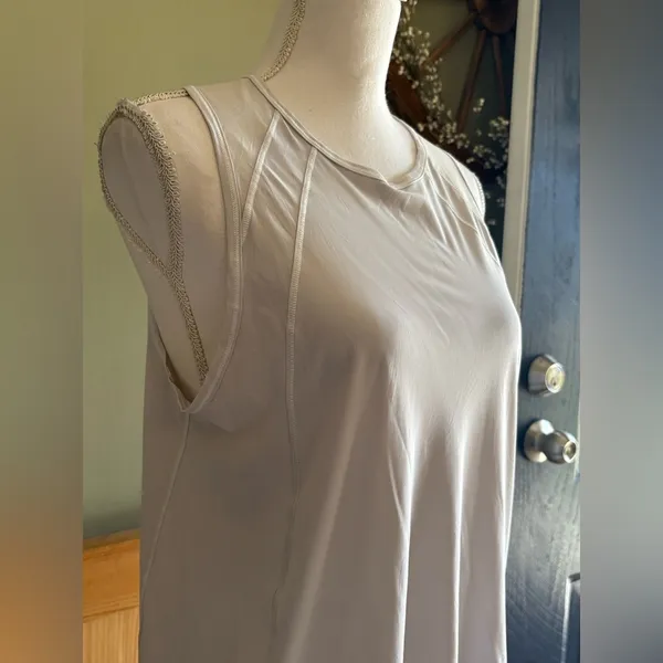Lululemon sculpt tank top with back vent size 8 - Image 2