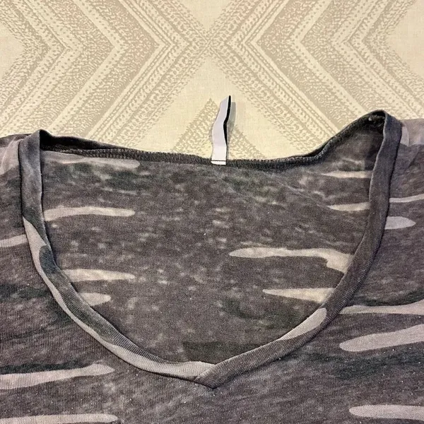 Z Supply Camo Pocket Tee in Gray Camouflage Burnout Triblend Size Small - Image 2