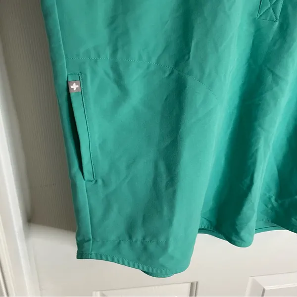 Figs Technical collection Women's Scrub Top with Pockets Size Small surgical green - Image 2